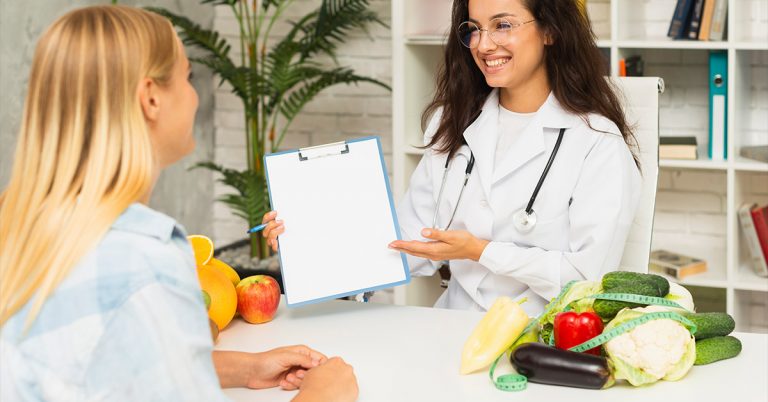 dietist presenting diet to patient